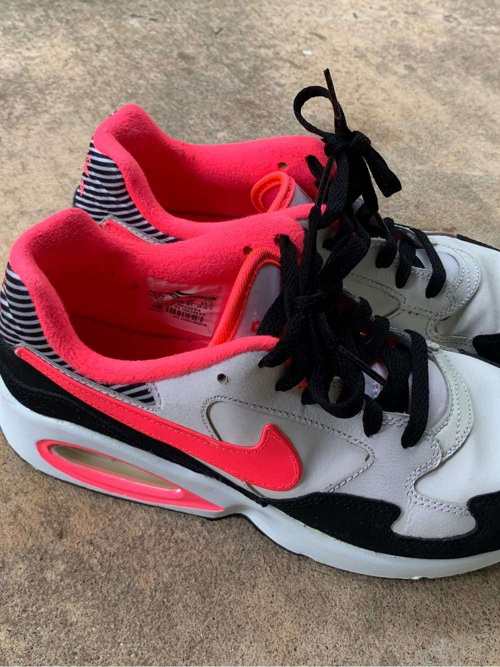 Nike kids running shoes size 6.5Y 🏃‍♀️🏃‍♀️🏃‍♀️🏃‍♀️🏃‍♀️
